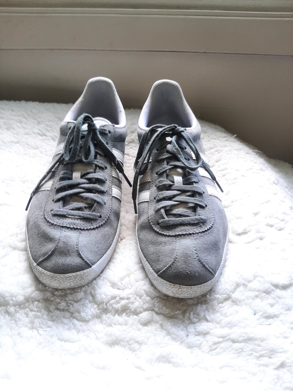 Classic ADIDAS GAZELLE Low-Top Sneaker's Grey, White Size 9 with 3 Stripes